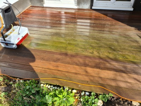 Schmutzige Terrasse wird gereinigt