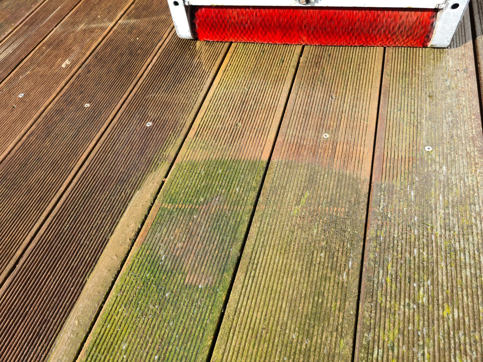 Maschiene reinigt Terrasse
