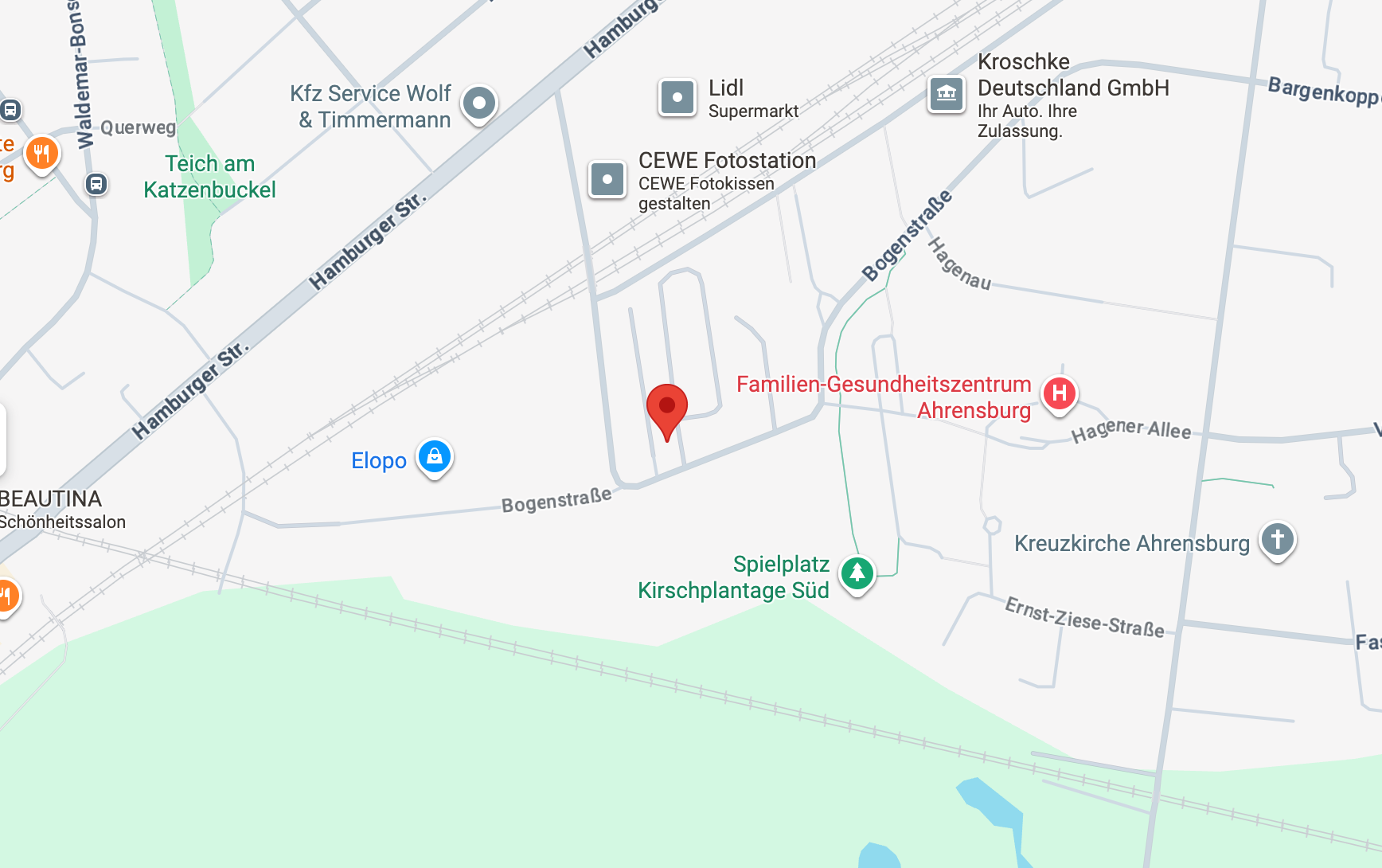 Roter Kartenstandortmarker zeigt einen Punkt an Bogenstraße, neben parallelen Bahngleisen, südlich von Hamburger Str., nahe Familien-Gesundheitszentrum Ahrensburg; Kfz Service Wolf & Timmermann, Lidl Supermarkt.